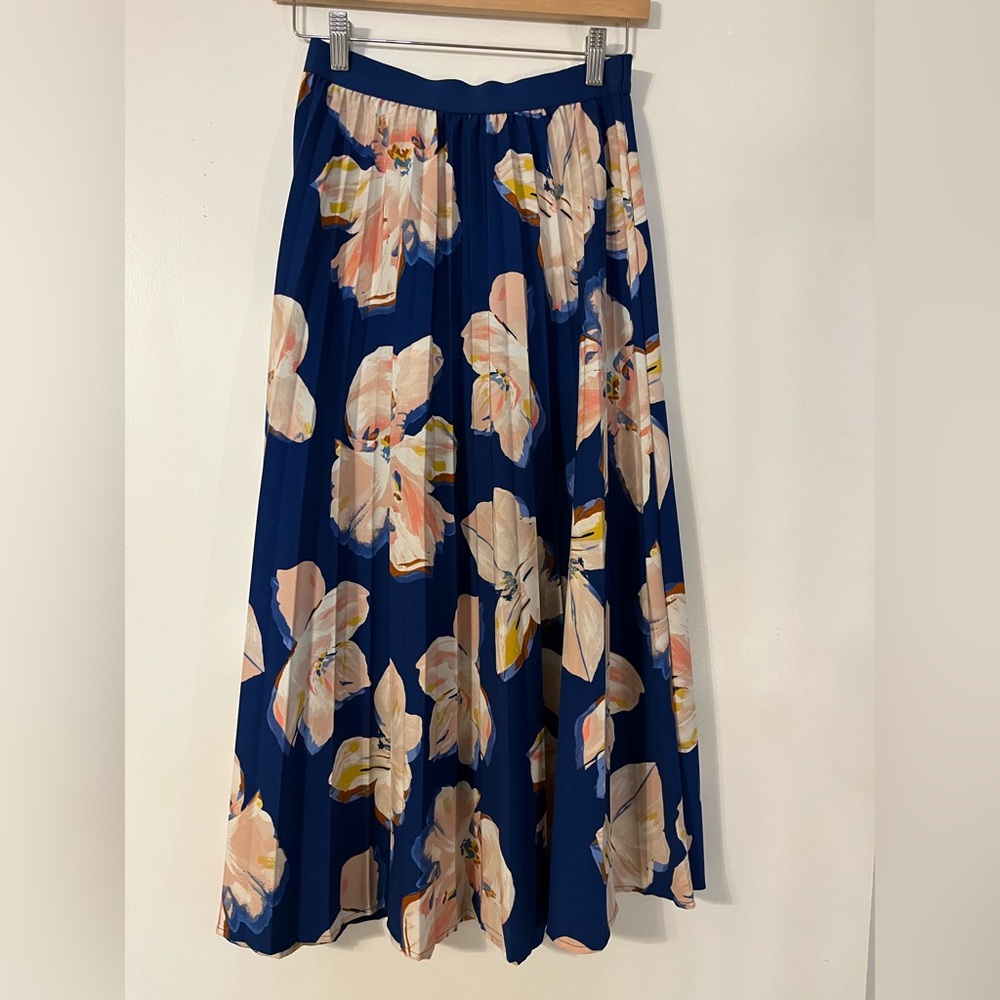 Blue & floral pleated skirt. Size small.